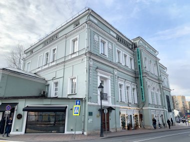 Moskova, Rusya, 13 Kasım 2019. Bolshaya Nikitskaya Caddesi boyunca yürüyen insanlar., 23 / 14 / 9. Tiyatro 