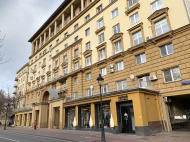 Moskova, Rusya, 13 Kasım 2019. Malaya Nikitskaya Caddesi, Moskova 'da sonbaharda 16 / 5 numaralı bina. Konut kooperatifi 
