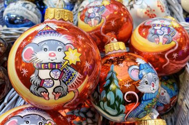 Moskova, Rusya, 22 Kasım 2019. 2020 sembollü modern Noel oyuncakları - fare, fare