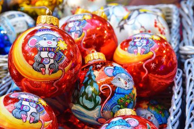 Moskova, Rusya, 22 Kasım 2019. 2020 sembollü modern Noel oyuncakları - fare, fare