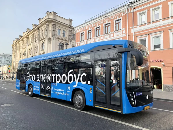 Moskova, Rusya, Kasım, 25, 2019. Moskova 'da sonbaharda Pokrovka caddesinde elektrootobüs gidiyor.