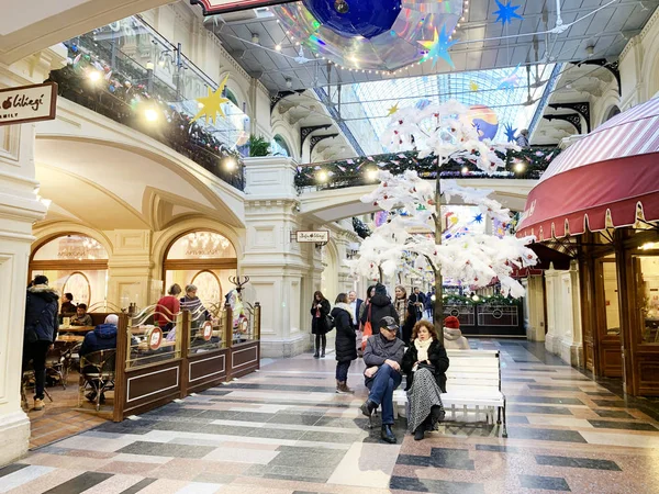 2019年11月22日 俄罗斯莫斯科 人们在国务院的商店里 除夕前红色广场上的主要商店 — 图库照片