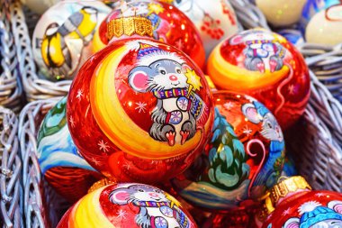 Moskova, Rusya, 22 Kasım 2019. 2020 sembollü modern Noel oyuncakları - fare, fare