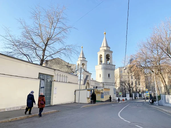 Moscú Rusia Noviembre 2019 Gente Caminando Cerca Ioanno Predtechensky Monasterio —  Fotos de Stock