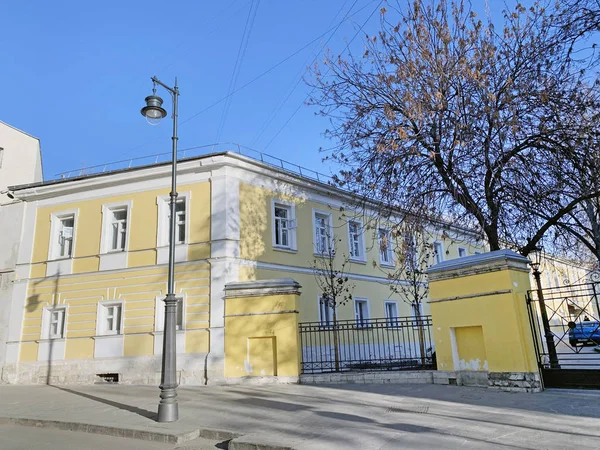 Moskova, Rusya, 22 Kasım 2019. Adresteki tarihi bina Starosadsky sokağı, 5 / 8 numaralı bina. Şehrin Xviii-Xix yüzyılının ek binası