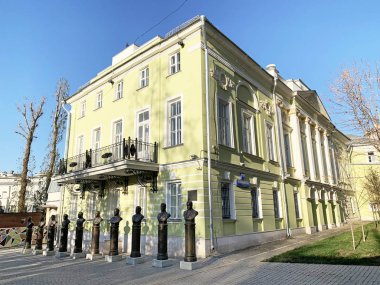 Moskova, Rusya, 22 Kasım 2019. Ev 4, Petroverigsky sokağı, Moskova. Askeri giysi müzesinin arka planında Rusya Hükümdarları sokağı