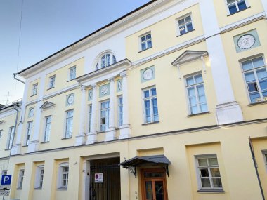 Moskova, Rusya, 22 Kasım 2019. Moskova 'da Bolşoy Spasoglinishchevsky Yolu' ndaki 4. ev. Arazinin ana binası (1806, 1811, 1880 'ler, 1904-mimari A.V. Krasilnikov)