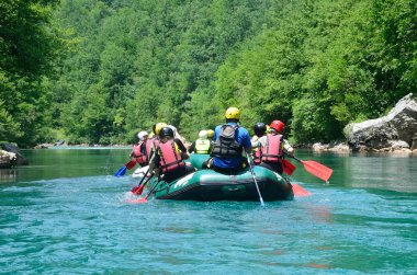 Durmitor Milli Parkı, Karadağ, 15 Haziran 2015. Karadağ sahne: Tara nehirde rafting insanlar