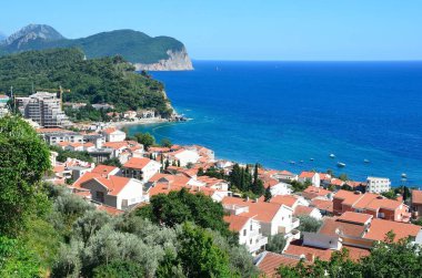 Petrovac kasabası. Yaz manzarası. Adriyatik denizi, Karadağ