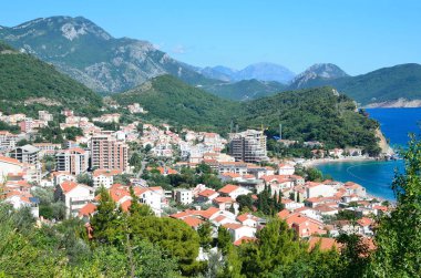 Yazın Adriyatik Denizi 'ndeki güzel Sveti Stefan (Sveti Stephan) adası. Karadağ