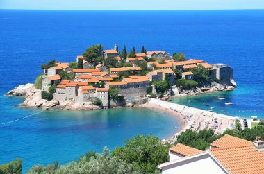 Yazın Adriyatik Denizi 'ndeki güzel Sveti Stefan (Sveti Stephan) adası. Karadağ