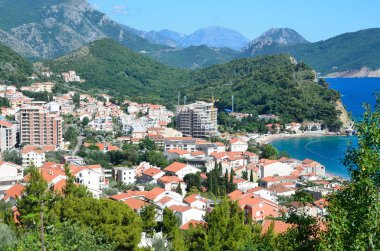 Petrovac kasabası. Yaz manzarası. Adriyatik denizi, Karadağ
