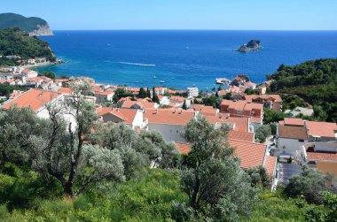Petrovac kasabası. Yaz manzarası. Adriyatik denizi, Karadağ