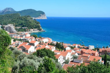 Petrovac kasabası. Yaz manzarası. Adriyatik denizi, Karadağ