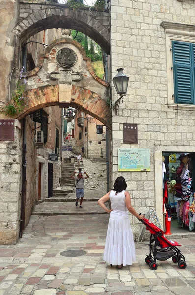 Ciudad Kotor Montenegro Junio 2015 Turistas Caminando Antigua Kotor — Foto de Stock