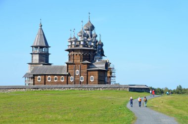 Kizhi, Karelia, Eylül 12, 2015. Kizhi kompleksinde yürüyen turistler