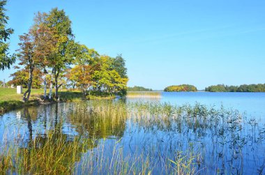 Rusya, Karelia. Kizhi 'de sonbaharda Onega Gölü deposu.