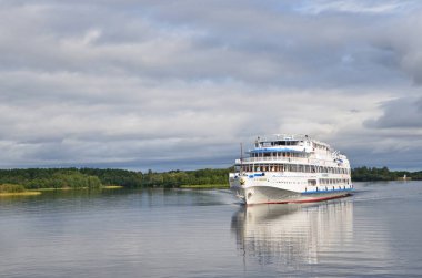 Kizhi, Karelia, 25 Ağustos 2012. Beyaz tekne göl kıyısında. Onega 'dan Kizhi' ye.