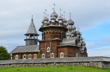 Antik Kizhi tapınakları bulutlu yaz mevsiminde. Rusya, Karelia