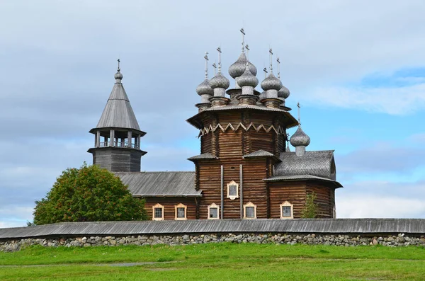 曇りの夏に古代の木志寺院 ロシア カレリア — ストック写真