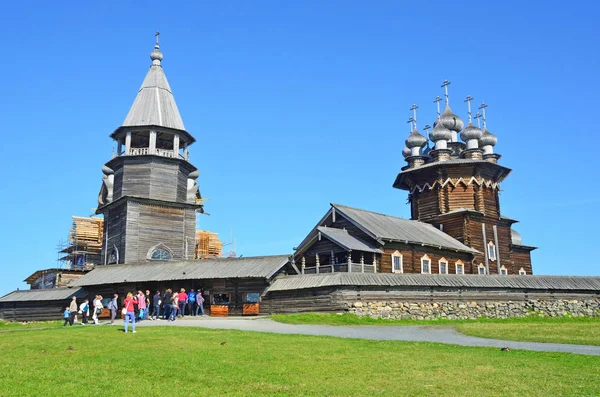 Kizhi Karelia Září 2015 Turisté Procházky Starobylém Komplexu Kizhi — Stock fotografie