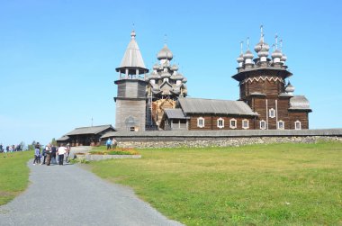 Kizhi, Karelia, Eylül 12, 2015. Antik Kizhi kompleksinde yürüyen turistler