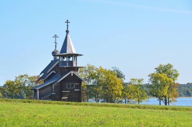 Kizhi, Karelia, Rusya. Yazın Onega Gölü kıyısında Başmelek Michael 'ın şapeli.