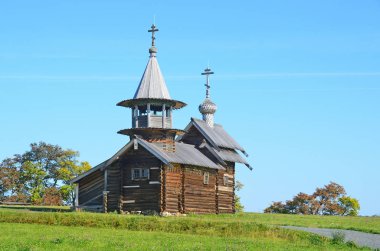 Kizhi, Karelia, Rusya. Yazın Onega Gölü kıyısında Başmelek Michael 'ın şapeli.