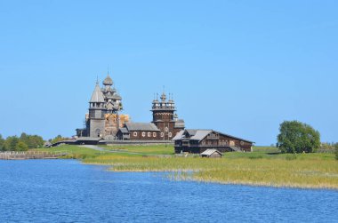 Kizhi, Karelia, Dönüşüm Kilisesi (Preobrazhensky Katedrali), Bakire Pokrovsky Katedrali Kilisesi) ve antik çan kulesi