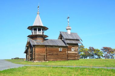 Kizhi, Karelia, Rusya. Yazın Onega Gölü kıyısında Başmelek Michael 'ın şapeli.