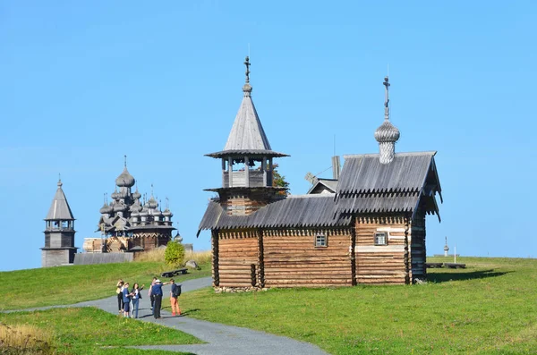 Kizhi Karelia 2015年9月12日 観光客はマイケル大天使の礼拝堂の近くにキジで遠足に行っています — ストック写真