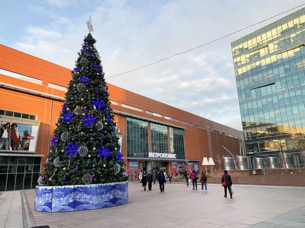 Moscú Rusia Diciembre 2019 Árbol Navidad Frente Centro Comercial Metropolis —  Fotos de Stock