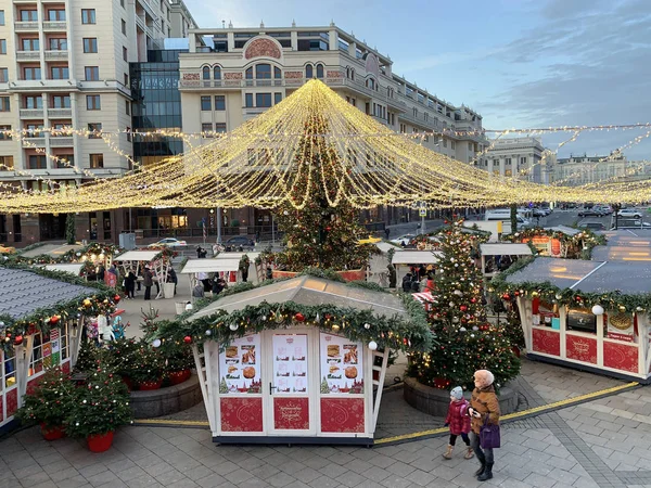 Moscú Rusia Diciembre 2019 Feria Navidad Plaza Del Teatro Noche —  Fotos de Stock