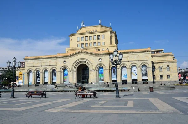 Yerevan Armênia Setembro 2014 Cena Armênia Pessoas Caminhando Perto Museu — Fotografia de Stock