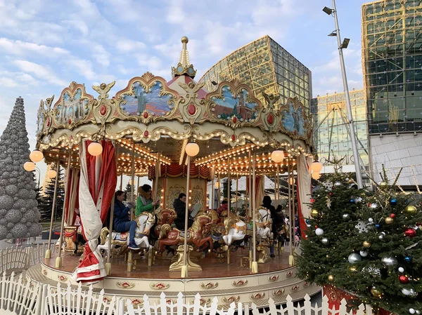 Moscow Russia December 2019 Carousel New Year Fair Front Shopping — Stock Photo, Image
