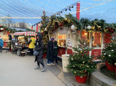 Moskova, Rusya, 20 Aralık 2019. İnsanlar kış akşamı Moskova 'da tiyatro meydanındaki Noel fuarındalar. Geleneksel festival 