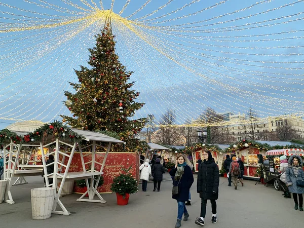 Moscú Rusia Diciembre 2019 Gente Está Feria Navidad Plaza Del —  Fotos de Stock