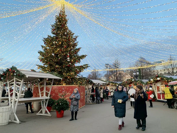 Moscou Rússia Dezembro 2019 Pessoas Estão Feira Natal Praça Teatro — Fotografia de Stock