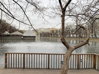 Moskova, bulutlu bir havada Aralık 2019 'da anormal derecede sıcak olan Temiz Göletler (Chistye Prudy) üzerindeki ince buz