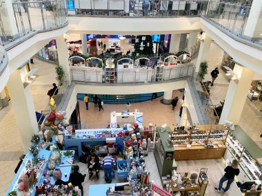 Moskova, Rusya, 21 Aralık 2019. Aralık 2019 'da Moskova' daki Atrium alışveriş merkezinin içi