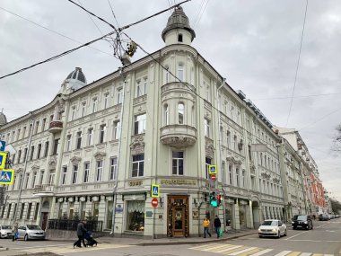 Moskova, Rusya, 21 Aralık 2019. Lyalin Lane 'den Lyalin Meydanı' na çıkış. Cafe 