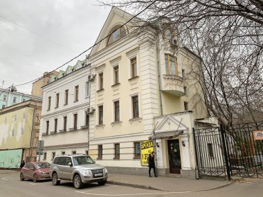 Moskova, Rusya, 21 Aralık 2019. Lyalin Pereulok 'a park etmiş arabalar 1 / 36' da ev, yerleşim yeri binası (son Xviii yüzyılı; 1871, mimar Alexander Nikiforov)