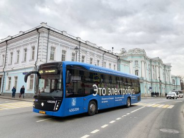 Moskova, Rusya, 21 Aralık 2019. Electrobus kışın Pokrovka caddesinde yürür. Moskova, Rusya