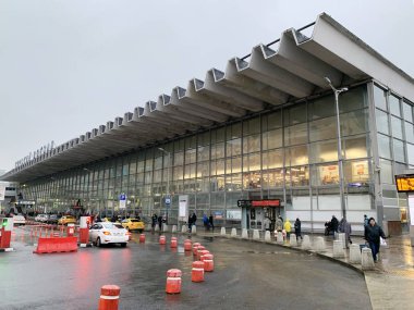 Moskova, Rusya, 21 Aralık 2019. Moskova 'nın bulutlu havasında Kursky tren istasyonu