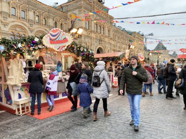 Moskova, Rusya, 21 Aralık 2019. İnsanlar Gum binasının arka planındaki 