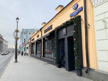 Moskova, Rusya, 21 Aralık 2019. Pokrovka sokağı, Moskova 'da 1 / 13 numaralı ev. Restoran-bar-karaoke. I. N. Shinkova (1913, mimar K. N. Kostomarov) eski bir mağazadır.)