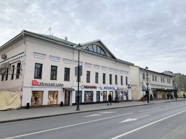 Moskova, Rusya, 21 Aralık 2019. Moskova, Pokrovka caddesi, 12, ofis binası. Gryazi 'deki Trinity Kilisesi' nin iki katlı eski evi Pokrovsky kapılarında, 1810-1820 yılları arasında inşa edilmiş.