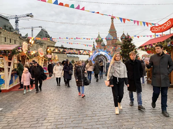 Moscú Rusia Diciembre 2019 Gente Caminando Plaza Roja Durante Festival —  Fotos de Stock