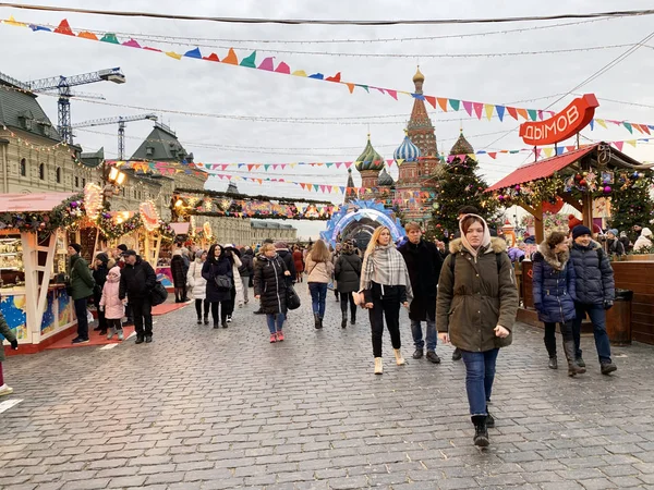 Moscú Rusia Diciembre 2019 Gente Caminando Plaza Roja Durante Festival —  Fotos de Stock