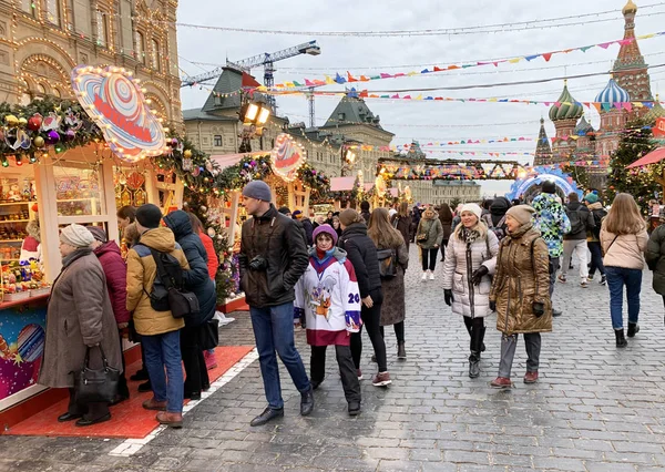 2019年12月21日 俄罗斯莫斯科 在莫斯科阴天 圣诞之旅 人们在红场散步 — 图库照片